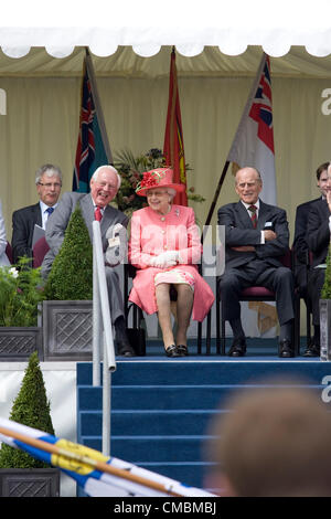 RAF Cosford, Shropshire, UK. 12. Juli 2012. Ihre Majestät Königin Elizabeth und Prinz Philip, die Teilnahme an der Jubiläums-Festzug an RAF Cosford. Stockfoto