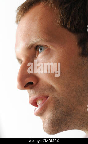 Petr Cech, Torwart von Chelsea, spricht auf der Pressekonferenz über seine Sommer-Fußball-Schule in Prag, Tschechische Republik, auf Donnerstag, 12. Juli 2012. (Foto/Stanislav Zbynek CTK) Stockfoto