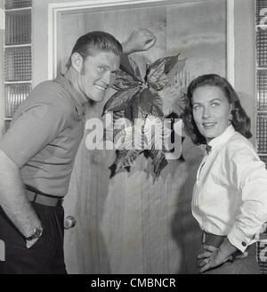 CHUCK CONNORS mit Frau Elizabeth Jane Riddel.Supplied von Fotos inc... 1960. (Kredit-Bild: © von Globe Fotos Inc/Globe Photos/ZUMAPRESS.com geliefert) Stockfoto