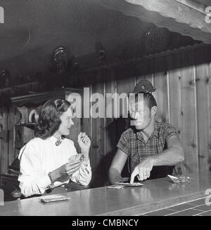 CHUCK CONNORS mit Frau Elizabeth Jane Riddel.Supplied von Fotos inc... 1960. (Kredit-Bild: © von Globe Fotos Inc/Globe Photos/ZUMAPRESS.com geliefert) Stockfoto