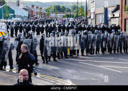 Belfast, 07.12.2012 - Hunderte von Polizisten in Aufruhr Getriebe halten Nationalisten und Unionisten auseinander, wie Gewalt ausbricht im Ardoyne nach 12. Juli Orange Auftrag parade Stockfoto