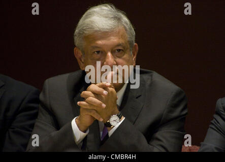 12. Juli 2012 - reichte Mexico, Distrito Federal, Mexiko - mexikanische Präsidentschaftskandidaten Andrés Manuel López Obrador auf Donnerstag, 12. Juli 2012 einer juristische Herausforderung sucht, zu entkräften, die â €žÂ ¢ s 1. Juli Sieg, sagen die Partei der institutionellen Revolution (PRI) kaufte Stimmen Enrique Pena NietoÃƒÂ ¢ Ã ¢ â €šÂ¬Ã ¢ und verletzt die CountryÃƒÂ ¢ Ã ¢ â €šÂ¬Ã ¢ â €žÂ ¢ s Verfassung. (Kredit-Bild: © Susana Gil/Prensa Internacional/ZUMAPRESS.com) Stockfoto