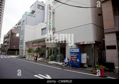 13. Juli 2012, Tokyo, Japan - äußere Fassade der "Church of Scientology" in Tokio. Scientology wurde von L. Ron Hubbard in Camden, New Jersey im Jahre 1952 gegründet. Scientology betreibt Kirchen auf der ganzen Welt. Es gilt nicht als eine Religion in Japan und Tokyo Hauptsitz befinden sich in einem der weniger wohlhabenden Gegenden der japanischen Hauptstadt. Auf dem Bild liest die Zeichen mit Regenbogen farbige Buchstaben "Scientology" in die japanische Katakana-Zeichensatz. Stockfoto