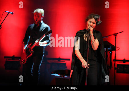 11. Juli 2012 - Moskau, Russland - Juli 11,2012. Moskau, Russland. Schwedischen Rock-band The Cardigans in Moskau durchführen. Im Bild: lead-Sänger Nina Persson (Credit-Bild: © PhotoXpress/ZUMAPRESS.com) Stockfoto