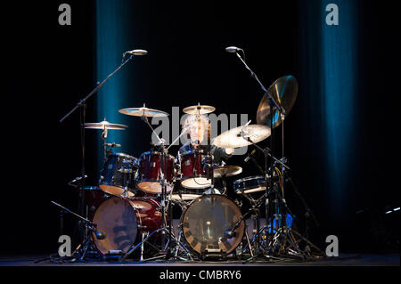 12. Juli 2012 – Las Palmas, Kanarische Inseln, Spanien-Drummer Simon Philips aus dem Vereinigten Königreich, auf der Bühne mit dem Trio Project. Während Festival internationale Canarias Jazz & Mas Heineken, im Theater Cuyas, Las Palmas, Kanarische Inseln, auf Donnerstag, 12. Juli 2012. Aufgrund der geringen Beleuchtung haben die Bilder etwas Lärm. Stockfoto