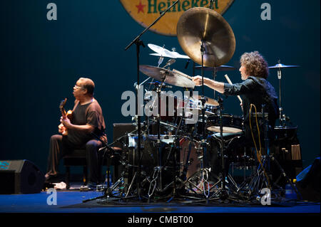 12. Juli 2012 – Las Palmas, Kanarische Inseln, Spanien-Drummer Simon Philips (l) aus dem Vereinigten Königreich, auf der Bühne mit dem Trio Project. Antony Jackson am Bass (R). Während Festival internationale Canarias Jazz & Mas Heineken, im Theater Cuyas, Las Palmas, Kanarische Inseln, auf Donnerstag, 12. Juli 2012. Aufgrund der geringen Beleuchtung haben die Bilder etwas Lärm. Stockfoto