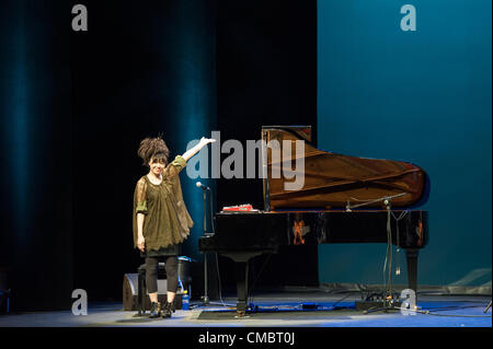 12. Juli 2012 – Las Palmas, Kanarische Inseln, Spanien – Komponist und Pianist Hiromi Uheara aus Japan, auf der Bühne mit dem Trio Project. Während Festival internationale Canarias Jazz & Mas Heineken, im Theater Cuyas, Las Palmas, Kanarische Inseln, am Thursday12 Juli 2012. Aufgrund der geringen Beleuchtung haben die Bilder etwas Lärm. Stockfoto