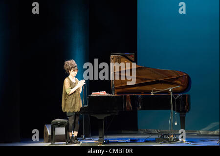 12. Juli 2012 – Las Palmas, Kanarische Inseln, Spanien – Komponist und Pianist Hiromi Uheara aus Japan, auf der Bühne mit dem Trio Project. Während Festival internationale Canarias Jazz & Mas Heineken, im Theater Cuyas, Las Palmas, Kanarische Inseln, am Thursday12 Juli 2012. Aufgrund der geringen Beleuchtung haben die Bilder etwas Lärm. Stockfoto