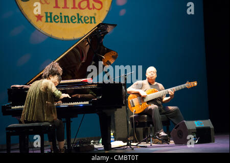 12. Juli 2012 – Las Palmas, Kanarische Inseln, Spanien – Komponist und Pianist Hiromi Uheara (r) aus Japan, auf der Bühne mit dem Trio Project. Antony Jackson am Bass. (l) beim Festival internationale Canarias Jazz & Mas Heineken, im Theater Cuyas, Las Palmas, Kanarische Inseln, auf Donnerstag, 12. Juli 2012. Aufgrund der geringen Beleuchtung haben die Bilder etwas Lärm. Stockfoto