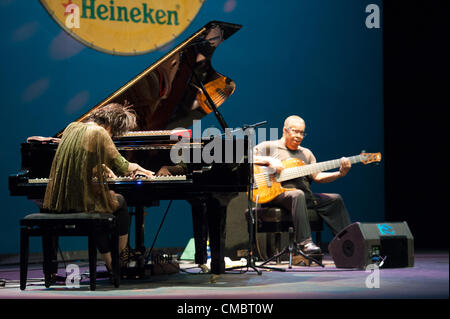 12. Juli 2012 – Las Palmas, Kanarische Inseln, Spanien – Komponist und Pianist Hiromi Uheara (r) aus Japan, auf der Bühne mit dem Trio Project. Antony Jackson am Bass. (l) beim Festival internationale Canarias Jazz & Mas Heineken, im Theater Cuyas, Las Palmas, Kanarische Inseln, auf Donnerstag, 12. Juli 2012. Aufgrund der geringen Beleuchtung haben die Bilder etwas Lärm. Stockfoto