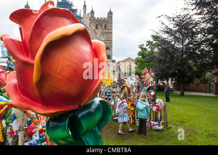 Exeter, UK. Freitag, 13. Juli 2012. Die riesigen Fiberglas Harz Blume dekoriert von den Kindern aus Exeter Cathedral School im Rahmen der Farben der Commonwealth-Jubiläum-Kunstprojekt über Exeter Kathedrale grün Stockfoto