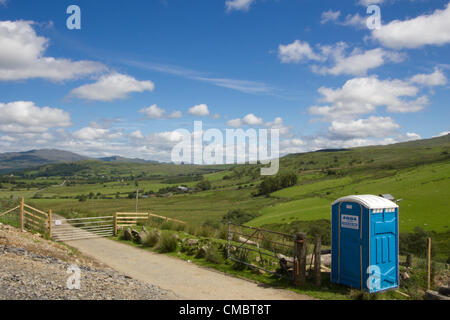 Wales, 13. Juli 2012. Sonnenschein endlich auf die Toilette mit der besten Aussicht in Wales, Wales sowie West Utilities konstruieren eine 22 Kilometer langen Gaspipeline durch Gebiete von außergewöhnlicher natürlicher Schönheit, aus Llanwrin in Powys, Wales in Gwynedd, Nordwales. Die neue Pipeline wird bedeuten, dass Tausende von Einwohnern in Gwynedd und Powys in Nord-Wales werden eine sichere Versorgung mit Gas. Stockfoto