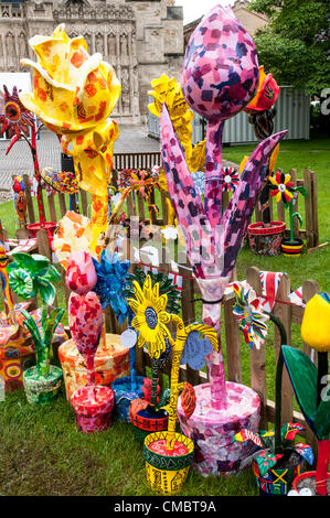 Exeter, UK. Freitag, 13. Juli 2012. Riesige Fiberglas Harz Blume dekoriert von den Kindern aus Devon Schulen als Teil der Farben der Commonwealth-Jubiläum-Kunstprojekt über Exeter Kathedrale grün Stockfoto