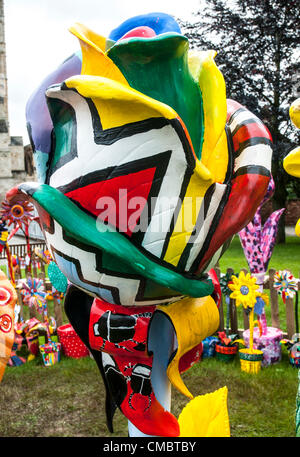 Exeter, UK. Freitag, 13. Juli 2012. Die riesigen Fiberglas Harz Blume dekoriert von jungen Menschen aus Isca College als Teil der Farben der Commonwealth-Jubiläum-Kunstprojekt über Exeter Kathedrale grün Stockfoto