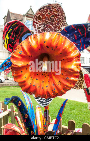 Exeter, UK. Freitag, 13. Juli 2012. Die riesigen Fiberglas Harz Blume dekoriert von den Kindern aus Littletown Primary Akademie als Teil der Farben der Commonwealth-Jubiläum-Kunstprojekt über Exeter Kathedrale grün Stockfoto