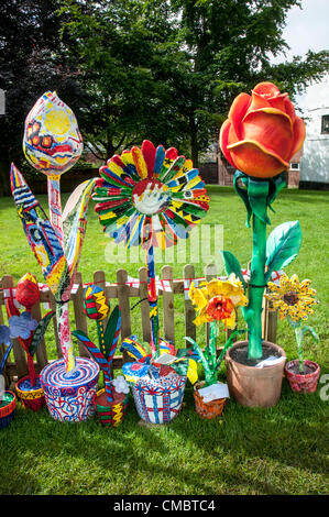 Exeter, UK. Freitag, 13. Juli 2012. Riesige Fiberglas Harz Blume dekoriert von den Kindern aus Devon Schulen als Teil der Farben der Commonwealth-Jubiläum-Kunstprojekt über Exeter Kathedrale grün Stockfoto