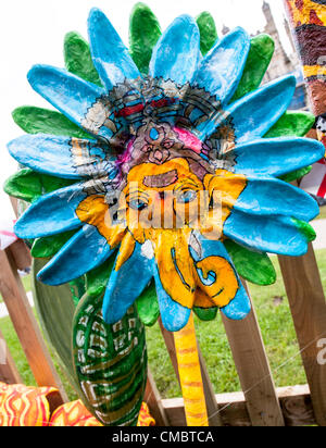 Exeter, UK. Freitag, 13. Juli 2012. Die riesigen Fiberglas Harz Blume dekoriert von den Kindern aus The Kings School im Rahmen der Farben der Commonwealth-Jubiläum-Kunstprojekt über Exeter Kathedrale grün Stockfoto