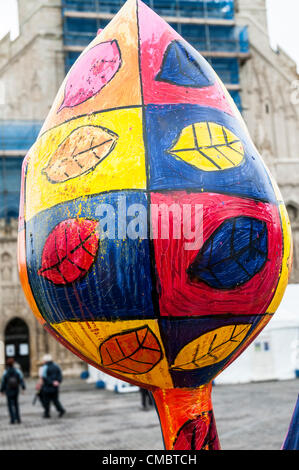 Exeter, UK. Freitag, 13. Juli 2012. Die riesigen Fiberglas Harz Blume dekoriert von den Kindern aus der Grundschule Kanoniker im Rahmen der Farben der Commonwealth-Jubiläum-Kunstprojekt über Exeter Kathedrale grün Stockfoto