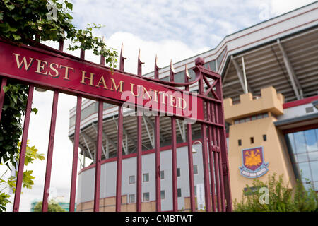 Eingangstore für West Ham United FC, London. Bekannt als Upton Park oder die Boleyn Ground. Eine englische Premier League (EPL) Fußball-Fußball-Nationalmannschaft. Detail in der Nähe für Editorial. Stockfoto