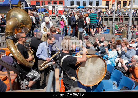 Juli Freitag 13, 2012 - Kreuzfahrt die beliebte Straßenumzug und traditionellen jazz-Band - The Orion-Brass-Band, die Fertigstellung eines Kanals Konzert in überfüllten Nyhavn, Kopenhagen, Dänemark, an einem warmen und sonnigen Freitag Nachmittag voller Touristen während der Copenhagen Jazz Festival. Stockfoto