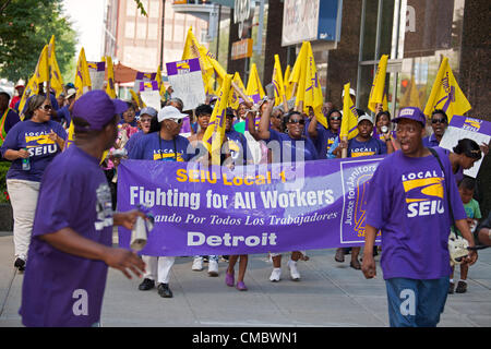 Detroit, Michigan - Hausmeister März durch die Innenstadt von Detroit, eine Lohnerhöhung in ihrem neuen EU-Vertrag gefordert. Die Arbeiter, die Bürogebäude zu reinigen, machen etwa 22.000 $ pro Jahr. Sie gehören zum Service Mitarbeiter International Union (SEIU) Local 1. Stockfoto