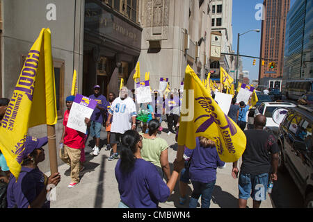 Detroit, Michigan - Hausmeister März durch die Innenstadt von Detroit, eine Lohnerhöhung in ihrem neuen EU-Vertrag gefordert. Die Arbeiter, die Bürogebäude zu reinigen, machen etwa 22.000 $ pro Jahr. Sie gehören zum Service Mitarbeiter International Union (SEIU) Local 1. Stockfoto