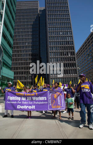 Detroit, Michigan - Hausmeister März durch die Innenstadt von Detroit, eine Lohnerhöhung in ihrem neuen EU-Vertrag gefordert. Die Arbeiter, die Bürogebäude zu reinigen, machen etwa 22.000 $ pro Jahr. Sie gehören zum Service Mitarbeiter International Union (SEIU) Local 1. Stockfoto