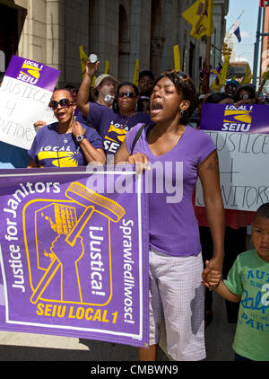 Detroit, Michigan - Hausmeister März durch die Innenstadt von Detroit, eine Lohnerhöhung in ihrem neuen EU-Vertrag gefordert. Die Arbeiter, die Bürogebäude zu reinigen, machen etwa 22.000 $ pro Jahr. Sie gehören zum Service Mitarbeiter International Union (SEIU) Local 1. Stockfoto