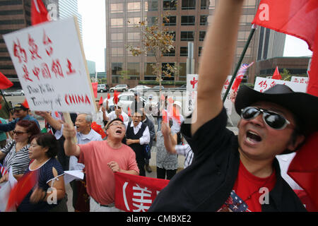 13. Juli 2012 - Los Angeles, Kalifornien (CA, USA - eine Gruppe von chinesischer Amerikaner demonstrieren vor dem japanischen Konsulat-Büro in der Innenstadt von Los Angeles, Freitag, 13. Juli 2012, die Forderung nach Japan zu die kleinen Inseln im Ostchinesischen Meer verlassen genannt Senkakus in Japan. Die Demonstration wurde als Reaktion auf Tokyo Gouverneur Shintaro Ishihara früher angekündigten Plan für die Gemeinde, die Inseln von einem japanischen individuelle zu kaufen, der Besitz behauptet. (Kredit-Bild: © Ringo Chiu/ZUMAPRESS.com) Stockfoto