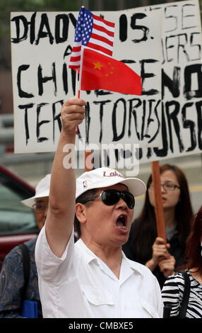 13. Juli 2012 - Los Angeles, Kalifornien (CA, USA - eine Gruppe von chinesischer Amerikaner demonstrieren vor dem japanischen Konsulat-Büro in der Innenstadt von Los Angeles, Freitag, 13. Juli 2012, die Forderung nach Japan zu die kleinen Inseln im Ostchinesischen Meer verlassen genannt Senkakus in Japan. Die Demonstration wurde als Reaktion auf Tokyo Gouverneur Shintaro Ishihara früher angekündigten Plan für die Gemeinde, die Inseln von einem japanischen individuelle zu kaufen, der Besitz behauptet. (Kredit-Bild: © Ringo Chiu/ZUMAPRESS.com) Stockfoto