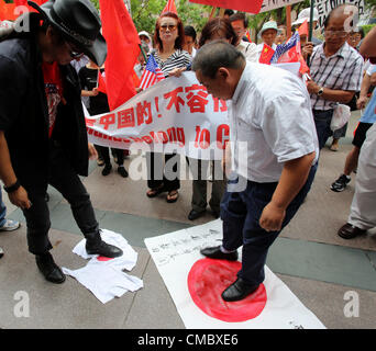 13. Juli 2012 - Los Angeles, Kalifornien (CA, USA - eine Gruppe von chinesischer Amerikaner demonstrieren vor dem japanischen Konsulat-Büro in der Innenstadt von Los Angeles, Freitag, 13. Juli 2012, die Forderung nach Japan zu die kleinen Inseln im Ostchinesischen Meer verlassen genannt Senkakus in Japan. Die Demonstration wurde als Reaktion auf Tokyo Gouverneur Shintaro Ishihara früher angekündigten Plan für die Gemeinde, die Inseln von einem japanischen individuelle zu kaufen, der Besitz behauptet. (Kredit-Bild: © Ringo Chiu/ZUMAPRESS.com) Stockfoto