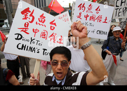 13. Juli 2012 - Los Angeles, Kalifornien (CA, USA - eine Gruppe von chinesischer Amerikaner demonstrieren vor dem japanischen Konsulat-Büro in der Innenstadt von Los Angeles, Freitag, 13. Juli 2012, die Forderung nach Japan zu die kleinen Inseln im Ostchinesischen Meer verlassen genannt Senkakus in Japan. Die Demonstration wurde als Reaktion auf Tokyo Gouverneur Shintaro Ishihara früher angekündigten Plan für die Gemeinde, die Inseln von einem japanischen individuelle zu kaufen, der Besitz behauptet. (Kredit-Bild: © Ringo Chiu/ZUMAPRESS.com) Stockfoto