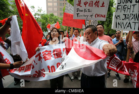 13. Juli 2012 - Los Angeles, Kalifornien (CA, USA - eine Gruppe von chinesischer Amerikaner demonstrieren vor dem japanischen Konsulat-Büro in der Innenstadt von Los Angeles, Freitag, 13. Juli 2012, die Forderung nach Japan zu die kleinen Inseln im Ostchinesischen Meer verlassen genannt Senkakus in Japan. Die Demonstration wurde als Reaktion auf Tokyo Gouverneur Shintaro Ishihara früher angekündigten Plan für die Gemeinde, die Inseln von einem japanischen individuelle zu kaufen, der Besitz behauptet. (Kredit-Bild: © Ringo Chiu/ZUMAPRESS.com) Stockfoto