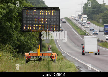 Lincolnshire, UK. 13. Juli 2012. Die CLA Game Fair geworden die neuesten Opfer zu diesem Sommer Wetter. Mehr als 150.000 Besucher, wo aufgrund an eines der größten Landschaft-Ereignisse in der Welt in diesem Jahr teilzunehmen, um im Belvoir Castle,Lincolnshire.The statt Ereignis nur einmal in 54 Jahre abgebrochen wurde Stockfoto