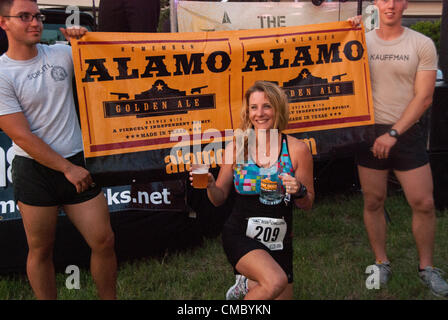 Nach Alamo-City-Bier-Challenge in San Antonio, Texas, ein Sieger des Rennens erhielt Bier und ein Bierkrug. Stockfoto