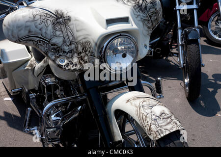 Menschen sammeln und Freitag der 13. im Hafen Dover feiern. Biker haben hier jeden Freitag 13. seit 1981 eingeholt. Stockfoto