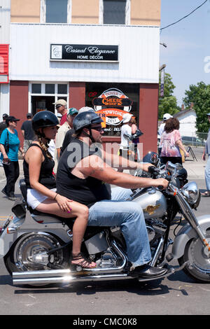 Menschen sammeln und Freitag der 13. im Hafen Dover feiern. Biker haben hier jeden Freitag 13. seit 1981 eingeholt. Stockfoto