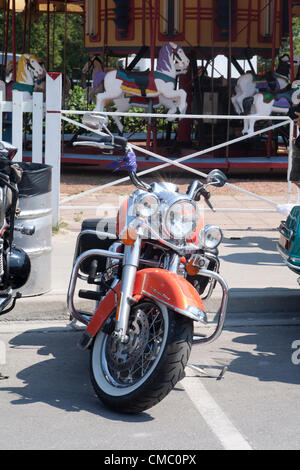 Menschen sammeln und Freitag der 13. im Hafen Dover feiern. Biker haben hier jeden Freitag 13. seit 1981 eingeholt. Stockfoto