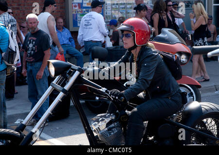 Menschen sammeln und Freitag der 13. im Hafen Dover feiern. Biker haben hier jeden Freitag 13. seit 1981 eingeholt. Stockfoto