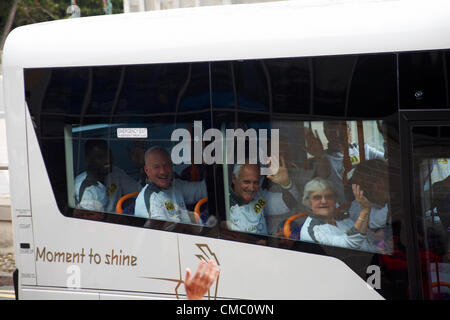 Bournemouth, UK Samstag, 14. Juli 2012. Olympic Torch Relay verlässt Bournemouth, UK - Moment zu glänzen. Olympische Fackel Staffelläufer im Bus in Bournemouth am Samstagmorgen Stockfoto