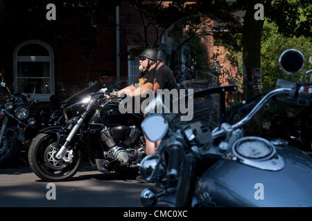 Menschen sammeln und Freitag der 13. im Hafen Dover feiern. Biker haben hier jeden Freitag 13. seit 1981 eingeholt. Stockfoto