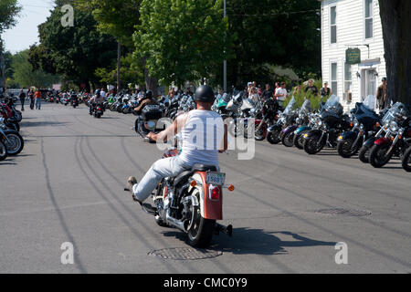 Menschen sammeln und Freitag der 13. im Hafen Dover feiern. Biker haben hier jeden Freitag 13. seit 1981 eingeholt. Stockfoto