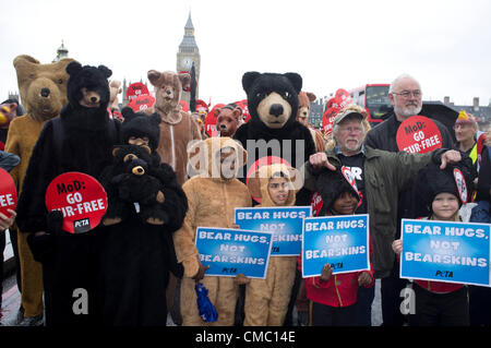 14. Juli 2012. London UK. Protestmarsch durch (PETA) Leute für die ethische Behandlung der Tiere, gegen die Verwendung von echtem Pelz Kappen durch das Verteidigungsministerium (MOD) organisiert. PETA Ansprüche Bären werden gejagt und getötet für ihre Haut, die durch die Queens Garden als zeremoniellen Kopfbedeckungen getragen werden. Stockfoto