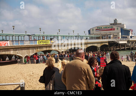 Bournemouth, UK Freitag, 13. Juli 2012. Olympischer Fackellauf in Bournemouth, UK - Massen versammeln, um ihren Platz für das Abendkonzert in Bournemouth zu bekommen Stockfoto