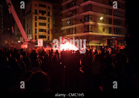 13. Juli 2012 – läuft Las Palmas, Kanarische Inseln, Spanien – Titanick aus Deutschland, Straßentheater, ein verrücktes Rennen, forderte Firebirds, entlang der wichtigsten Straße Triana in Las Palmas, Kanarische Inseln, Freitag, 13. Juli 2012. Die Show Firebirds von Titanick feierte während des 16. internationalen Theaterfestivals, Musik und Tanz, Las Palmas de Gran Canaria Stockfoto