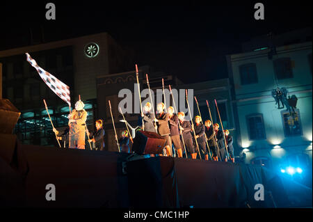 13. Juli 2012 – läuft Las Palmas, Kanarische Inseln, Spanien – Titanick aus Deutschland, Straßentheater, ein verrücktes Rennen, forderte Firebirds, entlang der wichtigsten Straße Triana in Las Palmas, Kanarische Inseln, Freitag, 13. Juli 2012. Die Show Firebirds von Titanick feierte während des 16. internationalen Theaterfestivals, Musik und Tanz, Las Palmas de Gran Canaria Stockfoto