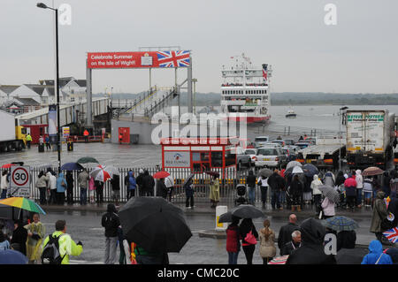 Olympic Torch Relay 2012 kommt in Southampton, in der Isle Of Wight in Red Funnel Ferry terminal aus. Stockfoto