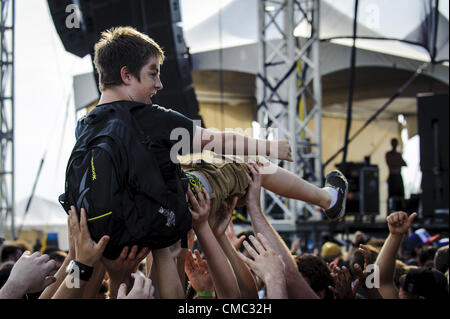 14. Juli 2012 - Toronto, Ontario, Kanada - Crowd Surfern in Downsview Park in Toronto während Edgefest 2012. (Kredit-Bild: © Igor Vidyashev/ZUMAPRESS.com) Stockfoto