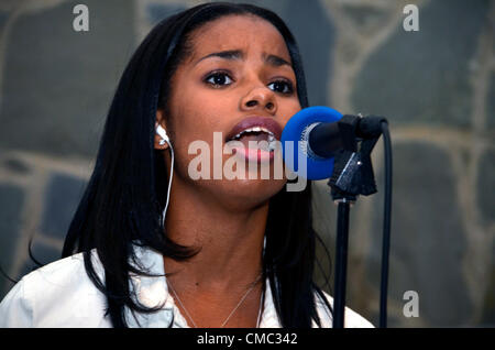 Riverdale Park, Md, USA July13 2012 Gospel-Sängerin Anna McaCalister singt im ersten Antikorrosion Konzert mit den Kosten für den Versand eines Evangeliums Teams aus der Solid Rock Church auf der 9th Ward in New Orleans, Louisiana USA Bewohner zu helfen, die noch mit den Folgen des Hurrikans Katrina 3. fertig sind größte zu unterstützen, die USA 1.836 Menschen getötet und über 1 Million Peopler verdrängen zu schlagen. Das Team wird unabhängig unterstützen sie können vor allem spirituelle Stockfoto