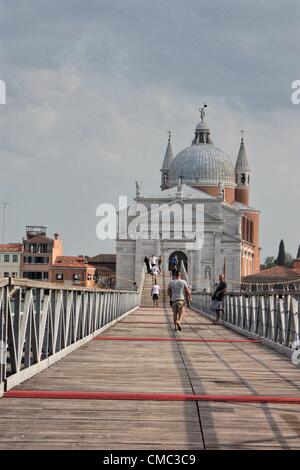 Die lange Ponton-Brücke über den Canale della Giudecca vor Eröffnung am Festa del Redentore 2012 in Venedig, Italien Stockfoto